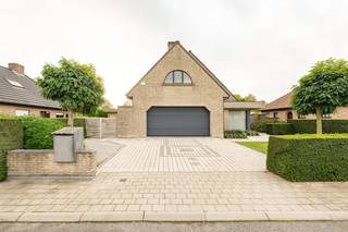 Deze gezellige en instapklare villa met dubbele inpandige garage is gelegen in een aangename residentiële omgeving op korte afstand van de dorpskern. In de nabije omgeving bevinden zich diverse handelszaken, horecagelegenheden, openbaar vervoer en sportfaciliteiten.<br />Via de omliggende verbindingswegen zijn ook de omliggende gemeenten, waaronder Tielt en Aalter, vlot bereikbaar.<br /><br />De woning werd gebouwd in 1995 en is gelegen op een totale oppervlakte van 892 m² en heeft een bewoonbare oppervlakte van 289 m².<br />Aan de voorzijde van de woning bevindt zich de verzorgde tuin met ruime oprit die plaats biedt aan meerdere voertuigen. Daarnaast is er een laadpaal voor elektrische wagens voorzien.<br />Achteraan de woning bevindt zich een ruim terras met omheinde tuin.<br />Naast een tuinhuis dat voorzien is van elektriciteit en verlichting zorgen verschillende tuinpaadjes en een tweede terras in bankirai voor een aangename buitenruimte.<br /><br />In 2013 mocht de woning een renovatie ondergaan waarbij de aanwezigheid van gedeeltelijk vernieuwde aluminiumramen en de 33 zonnepanelen bijdragen aan een energiezuinige woning.<br /><br />Indeling:<br />GV: inkomhal - gastentoilet - bureau - woonkamer met gashaard en ingemaakte kasten - open keuken met inductiekoken, dampkap, oven, microgolfoven, koelkast, nieuwe vaatwas, quooker kraan - bureau/leeshoek - slaapkamer/polyvalente kamer - wasplaats/berging met ventilatiesysteem en aansluiting voor wasmachine en droogkast - badkamer met douche en lavabo -  droge kelder.<br /><br />1e V: nachthal - apart toilet - berging - master bedroom met ingemaakte kasten - badkamer met douche, bad en badkamermeubel met dubbele lavabo - 2 slaapkamers - berging/technische ruimte - atelier met aanwezigheid van warm water - zolder.<br /><br />Algemeen:<br />- EPC 168 - Label B<br />- Geen renovatieverplichting<br />- Blanco bodemattest<br />- Conforme elektrische keuring<br />- Niet-asbestveilig: golfplaten tuinhuis<br />- Alarmsysteem aanwezig<br />- 2 regenwaterputten van 10 000 liter aanwezig<br />- Rolluiken aanwezig aan de voorzijde van de woning<br />- Vernieuwde gasketel anno 2024<br />- Laminaat aanwezig op de bovenverdieping<br />- Vliegenhorren aanwezig op de bovenverdieping<br />- Vrij vanaf 01/05/2027<br />- Vg, Wg, Gmo, Gvkr, Vv