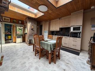 Charmante rijwoning met tuin en garage! 🏡<br /><br />Zoekt u een praktische, ruim ingedeelde woning?<br />Deze gezellige rijwoning biedt het comfort van een open indeling én het gemak van een eigen garage.<br /><br />Indeling:<br />Gelijkvloers: Inkomhal, lichtrijke leefruimte met open keuken 🍳, apart toilet 🚽, zitdouche 🚿, garage 🚗 en toegang tot de gezellige tuin 🌿.<br />Kelder: Ruime, droge kelder (ideaal als berging). 🛏️ Eerste verdieping: 2 volwaardige slaapkamers, 1 kinder-/strijkkamer 🧺<br />Zolder: Extra opbergruimte📦 .<br /><br />Troeven: 🚗 Garage | 📦 Droge kelder | 🍳 Open keuken | 🌿 Tuin | 🛏️ 3 kamers<br /><br /><u><strong>Wettelijke info : </strong></u><br />EPC : 378 kWh/m². - D-label, geldig tot 09 augustus 2036<br />Stedenbouw : Geen beschermd monument, niet op inventaris, Vergunning uitgereikt, Woongebied, Geen dagvaarding uitgebracht, Geen voorkooprecht ruimtelijke ordening aanwezig, Verkavelingsvergunning, geen overstromingsgebied, niet gelegen in afgebakend oevergebied.<br />Watertoets : P en G-score : A en A, geen natte voeten hier dus.<br />Maatregelenregister : geen nadelige maatregelen gekend<br />Vrij : bij akte<br />Asbest : niet-asbestveilig<br />Niet-geindexeerd KI (basis voor berekening jaarlijkse onroerende voorheffing) : 327 euro<br /><br />Plan snel uw bezoek en ontdek het potentieel van deze woning!
