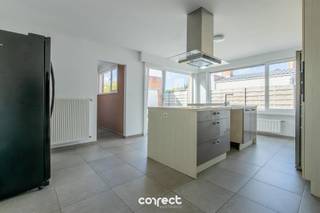 <p><span>Rustig gelegen gezinswoning in het charmante Moere.</span></p><p><span> </span></p><p><span>STARTPRIJS: Elk bod boven deze startprijs, wordt voorgelegd aan de eigenaars, die al dan niet kunnen in gaan op dit aanbod.</span></p><p><span> </span></p><p><span>De woning verwelkomt je met een ruime inkomhal en een ruime woonkamer met veel lichtinval. De praktisch ingerichte keuken biedt alle comfort voor dagelijks gebruik en geeft toegang tot het terras. Verder vind je op het gelijkvloers een verzorgde badkamer, een apart toilet en een handige berging.</span></p><p><span> </span></p><p><span>Op de bovenverdieping bevinden zich drie volwaardige slaapkamers en een aparte dressing, perfect voor wie extra ruimte of opbergruimte wenst.</span></p><p><span>Buiten geniet je van een knusse, onderhoudsvriendelijke tuin  een ideale plek om te ontspannen. De garage biedt extra bergruimte en parkeergelegenheid.</span></p><p><span> </span></p><p><span> Troeven:</span></p><p><span>Rustige ligging</span></p><p><span>3 slaapkamers + dressing</span></p><p><span>Praktische indeling</span></p><p><span>Gezellige tuin</span></p><p><span>Garage </span></p><p><span> </span></p><p><span>Interesse in deze woning? Neem snel contact op voor een bezichtiging en laat je verrassen door de charme van Moere!</span></p><p><span> </span></p><p><span> </span></p><p><span>Contacteer Nele voor een bezoek ter plaatse:</span></p><p><span>0494 03 02 86</span></p><p><span>nele@correctvastgoed.be</span></p><p><span> </span></p><p><span>Wij verzorgen ook de schatting van uw woning. Bel voor meer info!</span></p><p><span>Vanaf heden kunt u gebruik maken van onze online schattingstool om de waarde van uw woning helemaal vrijblijvend na te gaan.</span></p><p><span> https://www.correctvastgoed.be/schatting</span></p><p><span> </span></p>