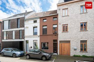 Deze gezellige rijwoning bevindt zich in de Puinstraat, tussen het station Dampoort, de visserij en Portus Ganda. Werkelijk een toplocatie, strategisch zeer goed gelegen!<br /><br />Het centrum van Gent is gemakkelijk te bereiken te voet of per fiets. Met het openbaar vervoer ben je op enkele minuten in de bruisende stad.<br />Naast het station zijn er ook tal van supermarkten, scholen, restaurants op wandel en/of fietsafstand terug te vinden. Ook het prachtige zwembad Van Eyck ligt op een paar minuten stappen. Je zit werkelijk tussen tal van gezellige parkjes en ook aan Portus Ganda is het heerlijk vertoeven. <br />Kortom, met de ligging van deze woonst is een auto absoluut niet noodzakelijk<br />En toch ben je op minder dan 5 min op alle belangrijke toegangswegen de E17, E40 en de R4.<br /><br />Via de inkomhal komen we terecht in de ruime leefruimte met open, moderne keuken. Eveneens op het gelijkvloers vinden we en een bergruimte met aansluiting voor de wasmachine en droogkast alsook een eerste badkamer met douche. <br /><br />Op de eerste verdieping bevinden zich twee ruime slaapkamers alsook de 2de badkamer met douche en wastafel. <br />Op de tweede verdieping zijn er nog 2 ruime slaapkamers met tal van mogelijkheden. <br />Tevens is er een zolder voorzien, ideaal als bergruimte. Er zijn reeds plannen uitgewerkt tot het maken van een dakterras op de zolderverdieping. <br /><br />Extra troeven : <br />- De woning werd in 2017 volledig gerenoveerd <br />- Het heeft een zeer gunstige energiescore. EPC B (140)<br />- Alle kamers hebben ingebouwde kasten en bureau<br />- Er is een mogelijkheid om het balkon te laten vergunnen en een balustrade te plaatsen<br />- 4 slaapkamers op deze locatie biedt tal van mogelijkheden. Zeker voor grote gezinnen, maar ook voor cohousing...<br /><br />De woning is perfect onderhouden<br /><br />Deze opportuniteit is ideaal voor wie in Gent wil wonen en alles dichtbij wil hebben. De indeling en de ruimtes bieden dit huis alles om er een echte thuis van te maken<br /><br />Beschikbaar bij akte<br /><br />Interesse in deze TOPPER? Contacteer dan snel Topvastgoed voor een bezoek op het nummer 0475 700 700
