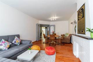 <p><span>Sperwerlaan 6 (glv) - Deurne</span></p><p><span> </span></p><p><span> </span></p><p><span> </span></p><p><span> </span></p><p><span>Instapklaar appartement (76. m²) met 1 slaapkamer en zuid-georiënteerde tuin (91 m²)</span></p><p><span>In deze woonwijk is het rustig wonen, terwijl je tegelijk profiteert van een uitstekende bereikbaarheid. Openbaar vervoer bevindt zich op wandelafstand en ook zijn er verschillende velo-stations te vinden in de directe omgeving. Met de wagen bereik je bovendien vlot de belangrijkste verbindingswegen. Een extra troef is de nabijheid van het Rivierenhof, waar sportievelingen en natuurliefhebbers het hele jaar door kunnen genieten van groen en ontspanning.</span></p><p><span>Het appartement bevindt zich op het gelijkvloers van een kleinschalig gebouw met slechts drie appartementen. Het dak is in 2009 vernieuwd met isolatie en de vaste kosten zijn beperkt tot €35/maand voor water en het licht van de gang. Doorheen de jaren werden verschillende vernieuwingen uitgevoerd. Zo dateren de PVC-ramen met elektrische rolluiken van 2015, werd in 2016 een nieuwe verwarmingsketel geplaatst en kreeg de keuken in 2021 een volledige vernieuwing.</span></p><p><span>Via de veiligheidsdeur kom je binnen in de inkomhal, die toegang biedt tot alle ruimtes. Hier bevinden zich een apart gastentoilet en een praktische berging/wasplaats. Vooraan geniet je van een lichtrijke woonkamer van ongeveer 30 m². Aan de rustige achterzijde liggen de ruime slaapkamer van 15 m² en de aparte keuken van 8 m², die is uitgerust met alle hedendaags comfort.</span></p><p><span>De badkamer van 5 m² beschikt over een ligbad/douche, lavabomeubel, handdoekdroger en een tweede toilet.</span></p><p><span>De absolute blikvanger is zonder twijfel de zuid-georiënteerde tuin van maar liefst 91 m², waar je in alle rust kan genieten van de zon en het buitenleven.</span></p><p><span>Tot slot beschik je nog over twee privatieve kelderbergingen, goed voor extra opslagruimte.</span></p><p><span>Ben je op zoek naar een instapklaar gelijkvloersappartement met een gunstige Epc score en met een ruime, zonnige tuin op een rustige en vlot bereikbare locatie? Mis deze kans niet! Bewoonbare opp. 76 m² – ref.: bruto vloeropp. Voor meer info of een gratis schatting surf naar </span><span><span>www.hansimmo.be</span></span><span>.</span></p><p><span> </span></p>