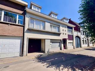 Op een toplocatie in de hoofdstraat van Ertvelde, waar slechts zelden woningen op de markt komen, bevindt zich deze karaktervolle en instapklare eigendom. Met een bewoonbare oppervlakte van maar liefst 340 m² en een prachtig perceel van 1.445 m² biedt deze woning een unieke combinatie van ruimte, charme en talloze mogelijkheden.<br /><br />De woning werd doorheen de jaren met de grootste zorg onderhouden, zowel binnen als buiten. Authentieke elementen, prachtig maatwerk en een warme, unieke uitstraling zorgen voor een bijzonder aangename sfeer. Dankzij de flexibele indeling leent deze eigendom zich perfect voor grote gezinnen, een combinatie van wonen en werken of het creëren van extra slaapkamers. Momenteel beschikt de woning over vier volwaardige slaapkamers, met de mogelijkheid om uit te breiden naar zes of zelfs zeven slaapkamers. De voormalige apotheek biedt bovendien een uitstekende opportuniteit voor een praktijkruimte, kantoor of vrij beroep.<br /><br />De oorspronkelijke keuken en badkamer bieden de nieuwe eigenaar de kans om deze volledig naar eigen smaak te moderniseren, terwijl de rest van de woning onmiddellijk bewoonbaar is. De recente cv-ketel op aardgas zorgt voor een efficiënte verwarming en dankzij de aanwezigheid van twee betonnen gewelven geniet u van een bijzonder stevige constructie.<br /><br />Verder beschikt de woning over een praktische wijnkelder van ongeveer 22 m², een inpandige garage met doorgang naar de tuin en een vaste trap naar de tweede verdieping, die nog extra mogelijkheden biedt.<br /><br />Achteraan wacht een absolute troef: een uitzonderlijk diepe, zonnige en groene tuin waar rust en privacy centraal staan. De tuin beschikt bovendien over een praktische berging en geeft de woning het gevoel van een halfopen bebouwing dankzij de doorgang naast de woning.<br /><br />Bent u op zoek naar een karaktervolle woning met veel ruimte, een uitzonderlijk perceel en eindeloze mogelijkheden op een gegeerde locatie? Dan is deze unieke eigendom in Ertvelde zonder twijfel een bezoek waard.