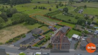 EERSTE BEZOEKDAG ZAT.: 13/06/2026 VANAF 9U (op afspraak 053/60.65.60!!) <br />LIEDEKERKE – Karaktervolle gezinswoning met achterliggende weide en grote loods op 30a 25ca<br /><br />Deze karaktervolle gezinswoning is centraal gelegen nabij winkels, scholen, openbaar vervoer, belangrijke invalswegen en het sportcentrum van Liedekerke.<br /><br />De woning omvat een ruime inkomhal met gastentoilet, een lichtrijke leefruimte en een aansluitende keuken met zicht op de tuin en weide. Op de eerste verdieping bevinden zich een nachthal, 3 ruime slaapkamers en een douchekamer. Via een vaste trap bereikt u de zolderverdieping, die dankzij de reeds aanwezige aansluitingen voor water en elektriciteit tal van uitbreidingsmogelijkheden biedt.<br /><br />Verder beschikt de woning over een grote kelder met wasplaats.<br /><br />De woning werd de laatste 2 jaar gerenoveerd. Zo werden onder meer de vloeren, elektriciteit, PVC-ramen met dubbele beglazing, toegangspoort en vloerisolatie vernieuwd. De woning wordt verwarmd via centrale verwarming op aardgas.<br /><br />Een absolute troef zijn de ruime loodsen en bijgebouwen (ca. 172 m²), bereikbaar via de brede doorgang naast de woning. Ideaal voor zelfstandigen, opslag, hobby's of dierenliefhebbers. De achterliggende weide en zuidgerichte tuin maken het geheel compleet.<br /><br />De vermelde prijs is een richtprijs. Na ontvangst van de biedingen zal de verkoper beslissen of hij/zij de eigendom verkoopt aan het beste bod. De richtprijs is aldus niet bindend voor de verkoper. Voor meer info kunt u ons contacteren of het reglement raadplegen op onze website.