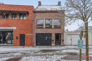 Een pandje met mogelijkheden. “Hoeda”, vraag je? Vul zelf maar in, want met dit stulpje kan je echt heel wat kanten uit. Het zijn namelijk officieel 2 aparte units: een magazijn en bovenwoning. Dussss…enkele suggesties?<br /><br />1. Perfecte combo van wonen met uitbating van een zelfstandige activiteit.<br /><br />2. Of eerder op zoek naar een woning met een grote garage, voor het stallen van al je oldtimers of mobilhome?<br /><br />3. Focus je misschien enkel op een opslag of werkhal voor je zelfstandige activiteit? No problemo: de bovenwoning heeft een apart huisnummer en eigen toegang, dus deze kan je perfect apart verhuren.<br /><br />Indeling:<br />Zullen we starten in de bovenwoning? Die werd namelijk recent vollédig gerenoveerd, dus hier wandel je heel vlotjes doorheen: what you see is what you get. <br /><br />Via je eigen voordeur kom je in de inkomhal met bergplaats. Maar het echte feest start op de 1ste verdieping: zeg niet zomaar “appartement” tegen deze bovenwoning, want check die grote ruimtes! Een heerlijk ruime, lichte woonkamer met aansluitend een grote keuken. Jawel, zo ongeveer alles werd vernieuwd, dus hij is echt instapklaar. <br /><br />Naast de keuken zien we nog een ruime bergplaats met aansluitingen voor wassen en drogen. Verder geeft deze ook toegang naar het fijne terras. Zie je het nog wat grootser? Wat dacht je van het aanleggen van een groendak op het platte dak van het magazijn? Groen wonen in ’t stad. Tenslotte is er op deze verdieping nog een apart toilet.<br /><br />De 2 slaapkamers bevinden zich nog een trapje hoger, waar we ook de badkamer kunnen spotten. Ook deze werd uiteraard volledig in een nieuw jasje gestopt.<br /><br />Graag nog wat opslag voor je rommeltjes? No worries, deze kan je kwijt op de zolder.<br /><br />En als je dan nog ruimte te weinig zou hebben, dan kan je allicht je ei kwijt in het magazijn: een open ruimte van maar liefst 160m², voorzien van een sectionaalpoort, toiletruimte en met volledig eigen nutsvoorzieningen.<br /><br />Een buitenkans voor de liefhebber dus.<br /><br />Trouwens graag nog een overzicht van wat de eigenaars de laatste jaren vernieuwd hebben? Niet enkel de binnenkant werd aangepakt, maar ook de elektra is volledig conform, de ramen werden vervangen, verwarmingsinstallatie is vernieuwd, isolatie werd toegevoegd, zonnepanelen op ’t dak,… <br /><br />Met als resultaat: geen asbest, EPC-label B én zelfs een gunstig conformiteitsattest voor de verhuur van de bovenwoning. Check, check en dubbelcheck!