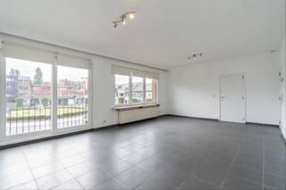 Net huurappartement op de 1e verdieping (67m²) met 1 slaapkamer; badkamer , ruime living met open keuken en aparte berging. Gelegen in hartje Leopoldsburg nabij winkels, scholen, park en openbaar vervoer (incl.treinstation) Vanaf 1 juli 2026 beschikbaar. Tel voor info 011/76 7676.