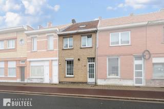 Deze gesloten bebouwing is gunstig gelegen in Sint-Niklaas en biedt een leuk woonvolume met tal van mogelijkheden. Via de inkomhal betreedt u...