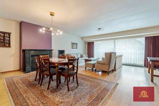 Ontdek dit ruim en lichtrijk appartement in het hart van Aalst, met een bewoonbare oppervlakte van 126m² en EPC-label A. De ruime woonkamer (40 m²)...