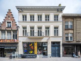 <strong>Karaktervol herenhuisappartement met terras en zicht op het stadhuis</strong><br /><br />Uniek gelegen in het <strong>hart van de stad</strong> bevindt dit indrukwekkende <strong>herenhuisappartement</strong> zich op de eerste verdieping van een <strong>standingvolle residentie.</strong><br /><br />Met een <strong>breedte van ca. 8 meter</strong> in de leefruimte, indrukwekkende plafondhoogtes en een bruikbare vloeroppervlakte van <strong>ca. 138 m² (excl. terras en balkon) </strong>spreekt het appartement alvast tot de verbeelding.<br /><br />Dankzij het<strong> gunstige EPC van 123 kWh/m²</strong> combineert het tweeslaapkamerappartement bovendien zijn <strong>historisch karakter met hedendaags wooncomfort</strong> en <strong>energiezuinigheid</strong>.<br /><br />De leefruimte bevindt zich centraal in het appartement en staat in directe verbinding met de keuken, het balkon en de twee slaapkamers. Via beide slaapkamers bereikt u de badkamer, die aansluit op het rustig gelegen terras achteraan.<br /><br />Daarnaast beschikt het appartement over een <strong>indrukwekkende inkomhal</strong>, een ruime <strong>privatieve berging</strong> en toegang tot de <strong>gemeenschappelijke buitenruimte en fietsenberging.</strong><br /><br /><strong>Kortom, een zeldzame opportuniteit voor wie op zoek is naar een ruim en authentiek appartement met terras op een absolute topligging in Gent.</strong><br /><br />Voor meer informatie, mail naar info@carloeggermont.be
