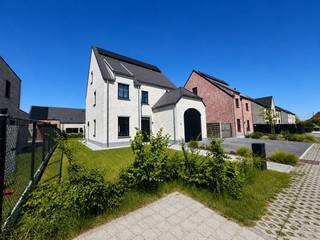 Te koop aan registratierechten (2% of 12%) <br />Deze uitzonderlijk afgewerkte nieuwbouwwoning uit 2023 combineert een rustige ligging met royale leefruimtes en een hoogwaardige afwerking. Gelegen op een uitstekende locatie in Assenede geniet u hier van alle comfort, ruimte en energiezuinigheid die een moderne woning te bieden heeft.<br />Met een bewoonbare oppervlakte van maar liefst 273 m² op een perceel van 460 m² biedt deze woning een unieke woonervaring. De afwerking werd tot in de kleinste details verzorgd, waardoor u enkel nog hoeft te verhuizen en te genieten.<br />Een absolute meerwaarde is de aanwezigheid van zowel een inpandige garage als een afzonderlijke, volwaardige tweede garage. Deze extra ruimte biedt tal van mogelijkheden en is een zeldzame troef bij recente nieuwbouwwoningen. Ideaal voor een tweede wagen, fietsen, opslag, hobbyruimte of een zelfstandige activiteit aan huis.<br />Troeven van deze woning<br />- Bewoonbare oppervlakte van 273 m²<br />- Zeer energiezuinig met E-peil 27<br />-Totale vloerverwarming (uitgezonderd de zolderverdieping)<br />-Ventilatiesysteem C+<br />- 5 zeer ruime slaapkamers<br />- Praktische bureauruimte geïntegreerd in de leefruimte<br />- Ruime, luxueuze maatkeuken voorzien van Miele-toestellen<br />- Stijlvolle badkamer met ligbad, inloopdouche en apart toilet<br />- Inpandige garage én een aparte, volwaardige tweede garage<br />- Aangelegde opritten en tuin<br />- Verkoop onder registratierechten<br /><br />Deze woning werd gerealiseerd door een gerenommeerde bouwfirma en onderscheidt zich door haar ruimte, afwerkingsgraad en energiezuinig karakter.<br />Een absolute aanrader voor wie op zoek is naar een instapklare gezinswoning met alle hedendaagse comfort op een uitstekende locatie. Meer info? Bel WIJSvastgoed !