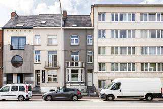 <p>Op zoek naar een instapklare woning met karakter en gunstig EPC? Wij hebben ze gevonden! Deze woning bevindt zich op de Albrechtlaan 22, vlak bij het centrum, winkels op de hoek, vlotte verbindingen met het openbaar vervoer én op een boogscheut van de E40. Kortom de ideale uitvalsbasis. Deze woning komt u binnen in de inkomhal met mooie authentieke trappen. Ook op het gelijkvloers vindt u een gastentoilet en de ruime leefruimte. De trap naar beneden brengt u naar de keuken die uitgeeft op de gezellige en grote stadstuin. Op het eerste verdiep vinden we de badkamer en een eerste slaapkamer. Gaan we naar het tweede verdiep dan vindt u hier een tweede slaapkamer en een bureau / derde slaapkamer. De laatste trap brengt je naar slaapkamer nummer 4 met eigen badkamer.</p>
<p>Maak vandaag nog uw afspraak en laat je verrassen.</p>