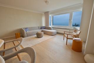 Dit volledig gerenoveerde appartement van 92 m² geniet een topligging op wandelafstand van het Silt en combineert verfijnd wooncomfort met hoogwaardige materialen en uitstekende energieprestaties (EPC-label A).<br /><br />De royale, lichtrijke leefruimte is afgewerkt met volwaardig parket en straalt warmte en elegantie uit. Aansluitend bevindt zich de volledig vernieuwde designkeuken, uitgerust met kwalitatieve materialen en moderne toestellen – een perfecte harmonie tussen esthetiek en functionaliteit.<br /><br />De stijlvolle badkamer beschikt over een ruime inloopdouche en wordt aangevuld met een apart gastentoilet. Twee praktische bergingen zorgen voor bijkomend comfort en optimale opbergruimte.<br /><br />Beide volwaardige slaapkamers geven uit op het zonnige terras, waar u in alle rust en privacy kan genieten.<br /><br />Ook de residentie werd grondig gemoderniseerd: de stijgleidingen werden vernieuwd en de achtergevel werd recent gerenoveerd.<br /><br />Het appartement wordt ongemeubeld verkocht. De aanwezige meubelen kunnen desgewenst afzonderlijk worden overgenomen.<br />Mogelijkheid tot aankoop van een garage in de onmiddellijke nabijheid (onder het Epernayplein).