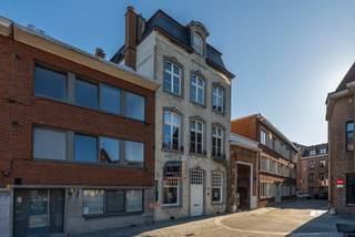 This well-located office is situated in the heart of Mechelen on the Dijle, behind the attractive façade of an elegant heritage building, overlooking the river, the Kraanbrug and the iconic wooden houses that adorn many Mechelen travel guides.<br /><br />It consists of an inspiring meeting room (28m²) at the front of the building, bathed in light, with authentic mouldings and beautiful windows, and an office space (36m²) with kitchen, cloakroom and guest toilet at the rear of the building. The two spaces are separated by a stately entrance hall, which provides access to the apartments above, but can also be used as an entrance to the office, accessible via the gate on the side façade.<br /><br />It is a quiet and pleasant place to work and hold meetings for up to 8 employees, and the high ceilings give an extra feeling of space. <br />Underground parking spaces can be rented nearby if required.<br /><br />Practical information:<br />- monthly rent: €1,450<br />- monthly service charge: €100<br />- annual property tax: +/- €1,450<br />- available from +/- October 2026 and no later than 1/02/2027<br />- 3 months rent deposit<br /><br />Would you like to come and see this office for yourself? Please contact Tinne on 0477 60 21 99 or tinne.schotsmans@quares-trevi.be. <br />See you soon!