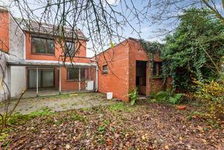 In een rustige straat vlak bij het hart van Lint, met een vlotte verbinding tot openbaar vervoer en belangrijke invalswegen, ligt deze...