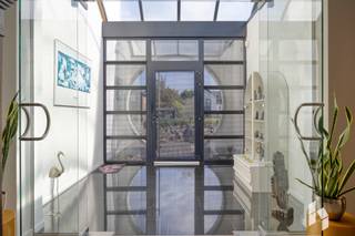 Top gelegen, moderne woning (327 m²) met 4 slaapkamers op een ruim perceel van 2253m².<br /><br />Deze royale en strakke villa is rustig gelegen op een steenworp van de Nederlandse grens. <br />Ze heeft een woonoppervlakte van 327 m² en is levensloopbestendig met een slaapkamer en badkamer op het gelijkvloers. <br />De grote raampartijen zorgen voor veel lichtinval alsook met de verbondenheid naar het terras en de tuin toe. <br />De groene tuin met de mooie bomen en waterpartijen is zeer onderhoudsvriendelijk en biedt een oase van rust. Verder is er aan de zijkant nog een kleine serre.<br /><br /><strong>INDELING:</strong><br /><strong>Gelijkvloers:</strong><br />Centraal: Inkomhal, leefruimte bestaande uit zithoek en gashaard en eethoek<br />De rechtervleugel heeft een ruime leefkeuken, bijkeuken met koele berging, zij-inkom, toilet, vestiaire, berging en garage met wma.<br />De linkervleugel bestaat uit een zeer ruime slaapkamer, nachthal met maatkasten en een badkamer met ligbad, douche en dubbele wastafel.<br /><strong>Verdieping:</strong><br />In de rechtervleugel zijn er op de verdieping drie grote slaapkamers en een badkamer. In één van de slaapkamers staat er een sauna.<br /><br /><strong>BIJZONDERHEDEN:</strong><br />- Géén renovatieplicht; label C;<br />- Elektra conform;<br />- levensloopbestendig;<br />- nabij Nederlandse grens;<br />- renovatiejaar circa 2000 en later.<br /><br /><strong>Bekijk zeker ook het filmpje! Uw bezoek meer dan waard!</strong>