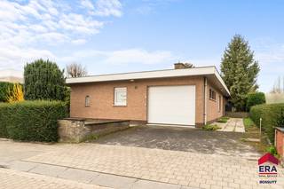 <p><strong>Te koop: ruime open bebouwing in Heestert (Zwevegem), gelegen in een rustige residentiële omgeving.</strong><br /> </p>

<p>Deze gelijkvloerse woning uit 1970 biedt een solide basis voor wie op zoek is naar een gezinswoning met potentieel. De bungalow is gelegen in een rustig, sociale en aangename buurt. De open bebouwing zorgt voor veel lichtinval en een gevoel van ruimte.<br /> </p>

<p><u><strong>Belangrijkste ruimtes:</strong></u></p>

<ul><li>Inkomhal met gastentoilet</li><li>Woonkamer met grote schuiframen, uitzicht op de tuin en een open haard</li><li>Ingerichte keuken met directe toegang tot de wasplaats</li><li>Drie slaapkamers, elk met ingebouwde kasten</li><li>Badkamer met enkele lavabo, bad, douche, toilet en bidet</li><li>Droge kelder</li><li>Garage met automatische poort en extra parkeerplaats vooraan</li><li>Tuin rondom de woning</li></ul>

<p><u><strong>Troeven:</strong></u></p>

<ul><li>Rustige residentiële ligging in Heestert</li><li>2 regenputten van 10.000L</li><li>Zuidwestgerichte tuin</li><li>Overal rolluiken aanwezig</li></ul>

<p><br /><strong>Heb jij interesse in deze prachtige woning met potentieel?<br />Neem vandaag nog contact op met Jérôme voor meer info of een bezoek - 0472/61.10.10.</strong></p>