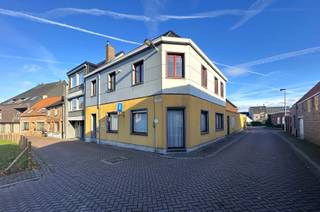 Bent u op zoek naar een solide vastgoedinvestering met een aantrekkelijk huuropbrengst? Dan is dit veelzijdige opbrengsteigendom in Aartrijke...