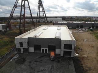 <p><span>De nieuwe bedrijvencampus <strong>"MIJNPARK"</strong> is gelegen op het industrieterrein Centrum-Zuid vlakbij de op- en afrit 29 van de E314 (Aken - Heerlen - Brussel), in het hart van Limburg.<br /><br />Op dit voormalig mijnterrein worden <strong>30</strong> duurzame en kwalitatieve KMO-units/showrooms/kantoren gebouwd met het oog op energie-efficiëntie. </span><span>Een combinatie van polyvalente en compacte panden zorgt voor een verscheidenheid aan oppervlaktes, gaande <strong>van 150m² tot 1900m²</strong>. <br /></span></p>
<p>Duurzaamheid staat centraal op deze bedrijvencampus. Duurzaamheid in de realiteit brengen is een complex verhaal, dat je niet met één modewoord kan vatten. <span>Om de ambitie van de ontwikkelaar kracht bij te zetten, zullen de gebouwen van de Mijnpark Bedrijvencampus </span><strong>BREEAM-gecertificeerd</strong><span> zijn. Dit internationaal systeem meet, beoordeelt en quoteert de duurzaamheid van de gebouwen, en houdt daarbij rekening met een 90-tal parameters. </span>Om hieraan te voldoen zijn alle panden voorzien van alle <strong>technieken.</strong><br /><br /><span>Deze unit heeft een oppervlakte van <strong>373m²</strong> op een terrein van 657m² en heeft <strong>zes </strong>parkeerplaatsen voor de deur. De units worden instapklaar opgeleverd, voorzien van alle technieken zoals <strong>elektriciteit, LED-verlichting, verwarming, warmtepomp en zonnepanelen.</strong><br /><br />KENMERKEN UNIT:<br />- oppervlakte: <strong>373m²</strong><br />- parkeerplaatsen: <strong>6</strong><br />- staalstructuur met geïsoleerde wanden en dak<br />- sectionaalpoort 4m x 4m<br />- technieken: elektriciteit, LED-verlichting, verwarming, warmtepomp en zonnepanelen<strong><br />Optioneel kan er nog 50 of 100m² afgewerkte kantoren voorzien worden!</strong><br /></span><strong><br /></strong><span>Kortom, een ideale ontwikkeling voor ondernemers die op zoek zijn naar een kwalitatieve werk- of opslagplaats en daarbij belang hechten aan een goede locatie en duurzame gebouwen met uitstraling. </span><br /><span><br />Meer info: +32 (0)11 39 90 50 of info@jansenrealestate.be.</span></p>