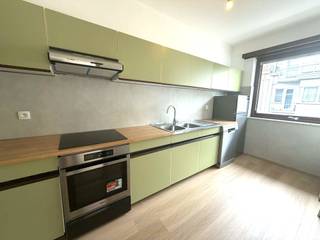 PLAN UW BEZOEK OP DE WEBSITE www.structura.be.Als u het appartement wenst te bezoeken, maak dan online een afspraak, door op de knop “Een bezoek plannen” te klikken onder de foto.Beschikbaar 24/24 - 7 op 7, zolang de reserveringen niet vol zijn. Charmant 2-kamerappartement te huur te Jette. Het appartement is instapklaar en is recentelijk gerenoveerd (nieuwe vloeren, volledig opnieuw geschilderd, nieuwe keukenapparatuur, vernieuwde elektriciteitsinstallatie, nieuwe badkamer met inloopdouche,..) Het is gelegen in een rustige en strategische buurt, vlakbij belangrijke verbindingswegen en het openbaar vervoer. Indeling: ruime inkomhal, lichtrijke woonkamer met toegang tot het terras aan de voorzijde, apart toilet met lavabo, volledig gerenoveerde badkamer, 2 slaapkamers en balkon aan de achterzijde met berging, ruime garage beschikbaar achter het gebouw (ruim genoeg om een wagen te parkeren en te gebruiken als extra opslagruimte)Kenmerken: - Volledig gerenoveerde badkamer (met Italiaanse inloopdouche)- EPC: C- Ruime en lichtrijke ruimtes. - Charmant en aangenaam woonst- Rustige woongemeenschap - Praktische en logische indeling- Elektrische zonnewering - Terras aan de voorzijde en balkon aan de achterzijde - Onmiddellijk beschikbaar - Ruime garage - Beveiligde deur- Lasten: 200 EUR (gemeenschappelijke ruimtes, verwarming en waterverbruik appartement) Elektriciteit: individuele meter- Verplicht bij te huren voor 120 EURPLAN UW BEZOEK OP DE WEBSITE www.structura.be.Als u het appartement wenst te bezoeken, maak dan online een afspraak, door op de knop “Een bezoek plannen” te klikken onder de foto.Beschikbaar 24/24 - 7 op 7, zolang de reserveringen niet vol zijn.