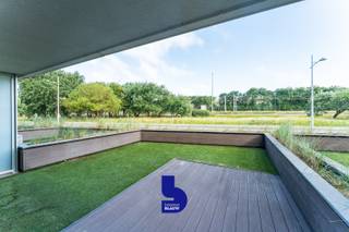 Op een toplocatie, op wandelafstand van Bredene-aan-Zee, bevindt zich dit prachtig afgewerkte gelijkvloerse appartement. Hier geniet u van de perfecte combinatie van rust en bereikbaarheid, met winkels, gezellige horecazaken, de zee én de uitgestrekte duinen binnen handbereik.<br />Een absolute troef is het ruime voorterras, waar u in alle rust kunt genieten van een weids, open zicht op de duinen. Dit unieke uitzicht zorgt elke dag opnieuw voor een heerlijk vakantiegevoel.<br /><br />Dankzij de ligging op het gelijkvloers is het appartement bijzonder vlot toegankelijk. Bovendien werd het met veel zorg afgewerkt, waarbij gekozen werd voor kwalitatieve materialen, een stijlvolle uitstraling en talrijke praktische inbouwkasten.<br /><br />De lichtrijke leefruimte vormt het hart van de woning. De grote raampartijen zorgen voor een aangename lichtinval en creëren een ruimtelijk gevoel. Hier vindt u voldoende plaats voor een gezellige zithoek en een ruime eetplaats, met directe toegang tot het zonnige voorterras en het prachtige uitzicht op de duinen.<br /><br />De open keuken sluit naadloos aan op de leefruimte en is volledig uitgerust met kwalitatieve toestellen en veel kastruimte, ideaal voor wie comfort en functionaliteit weet te waarderen.<br /><br />De moderne badkamer beschikt over een stijlvolle inloopdouche en een lavabo.<br /><br />Achteraan bevinden zich twee volwaardige slaapkamers, beide met toegang tot een tweede, rustig gelegen terras. Dankzij de terrassen aan zowel de voor- als achterzijde kunt u op elk moment van de dag genieten van zon of schaduw, volledig naar wens.<br /><br />Verder beschikt het appartement over een praktische berging met aansluiting voor wasmachine en droogkast.<br /><br />Als extra is er de mogelijkheid om een garagebox aan te kopen voor € 32.000. Daarnaast zijn er een gemeenschappelijke fietsenberging en afvalberging aanwezig.<br /><br />Kortom, een instapklaar appartement op een uitstekende ligging, met een hoogwaardige afwerking, twee zonnige terrassen én een open zicht op de duinen.