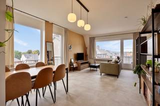 Dit appartement met 2 slaapkamers is gelegen in Kessel-Lo, op slechts 9 minuten fietsen van Leuven centrum. Het appartement is recent gerenoveerd (2020) en is zeer goed onderhouden sindsdien.<br /><br />Bij het betreden van het appartement komen we in de inkomhal met apart gastentoilet en vestiaire. Rechts van de inkomhal vinden we de lichtrijke woonkamer, die in verbinding staat met de keuken. Hier zijn 2 terrassen/balkons, 1 bij de woonkamer en 1 bij de keuken.<br /><br />Verder hebben we nog de badkamer met enkel lavabo, douche en aansluiting voor wasmachine / droogkast. Er zijn 2 ruime slaapkamers van 12m² en 10m², waarvan 1 slaapkamer met 3de terras / balkon.<br /><br />Er is een zolderverdieping van maar liefst 60m²! Deze kan eventueel omgebouwd worden tot 3de slaapkamer en/of 2de badkamer of kan gebruikt worden voor stockage.<br /><br />In de kelderverdieping bevindt zich een garagebox van 15m², deze is verplicht bij te kopen aan 25.000 euro. Bovendien kan men gratis parkeren in de straat en er is vlakbij een bushalte.<br /><br />Verder is er een kelderberging en een gemeenschappelijke tuin.<br /><br />EPC B. De verwarming is met aardgas, de ketel werd in 2025 vernieuwd. Elektriciteit is conform. Asbestveilig (maar niet asbestvrij).<br />Het dak van het gebouw werd in 2019 geïsoleerd. De ramen werden in 2006 vernieuwd, het appartement beschikt ook over vliegenramen en zonnewerende screens aan de Zuidkant.<br /><br />In het gebouw bevindt zich een lift.<br /><br />Alle tellers voor de nutsvoorzieningen zijn privaat. <br /><br />Bij verdere vragen of interesse kan u ons steeds contacteren!
