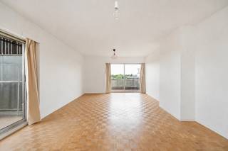 Locatie:
Gelegen op de Elisabethlaan te Berchem geniet dit appartement van een uiterst centrale en vlot bereikbare ligging. Openbaar vervoer, invalswegen en fietsroutes bevinden zich in de directe omgeving. Met een mobiscore van 9 op 10 is dit een ideale uitvalsbasis voor pendelaars. De Antwerpse binnenstad is vlot bereikbaar met de fiets. Voor ontspanning in het groen liggen het Nachtegalenpark, Park Den Brandt, het Middelheimpark en het Brilschanspark op korte afstand.
Indeling:
Op de 7de verdieping bevindt zich dit goed onderhouden appartement van 95 m². Via de inkomhal betreed je de lichtrijke leefruimte. Aansluitend bevindt zich de gesloten keuken. Verder beschikt het appartement over twee slaapkamers van 10 m² en 15 m², een badkamer, een apart gastentoilet. De terrassen zijn zuidoost en zuidwest gericht en bieden samen 23,5 m² buitenruimte.
Kelderberging en gemeenschappelijke fietsenberging aanwezig.
Troeven:
✓ Twee slaapkamers van 10 m² en 15 m².
✓ Twee ruime terrassen van samen 23,5 m² met ZO en ZW oriëntatie.
✓ Energiezuinig appartement met EPC label B.
✓ Mobiscore 9 op 10.
Technische gegevens:
Collectieve verwarming op gas. Aluminium ramen met dubbele beglazing. Elektriciteit conform en individueel.
Extra:
Gemeenschappelijke kosten en stedenbouwkundige inlichtingen in aanvraag.
Benieuwd naar de waarde van je woning? Vraag een gratis schatting aan via lex@bauwensvastgoed.be
