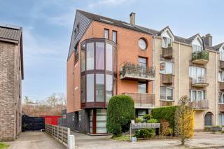 La rue Nijverheidsstraat bénéficie d'un emplacement stratégique à Vilvorde et permet de rejoindre facilement Bruxelles et les principales routes d'accès. Les transports en commun (train et bus) sont facilement accessibles. Dans les environs, vous trouverez de nombreux magasins, supermarchés, écoles et restaurants.L'appartement du deuxième étage est agencé comme suit :- Hall d'entrée spacieux- Espace de vie lumineux avec accès à la terrasse- Cuisine moderne et fonctionnelle avec rangement attenant- 2 chambres- Salle de bain meublée avec lavabo et baignoire- Salle de douche avec toilettesAvantages supplémentaires :- Achat (obligatoire) d'un garage box à 26 000€, qui fournit une place de parking sécurisée et un espace de rangement supplémentaire.- L'appartement est actuellement loué, idéal comme investissementEn bref, cet appartement est une excellente opportunité pour ceux qui recherchent une maison confortable ou un investissement dans un emplacement central avec toutes les commodités à portée de main.Intéressé ? Contactez-nous bientôt pour une visite !