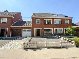 Ontdek deze ruime woning in het charmante Aalbeke, perfect voor gezinnen die op zoek zijn naar comfort en functionaliteit. Deze woning beschikt over maar liefst 5 slaapkamers en biedt voldoende ruimte voor het hele gezin. De sfeervolle leefruimtes nodigen uit en de grote ramen zorgen voor veel natuurlijk licht.De keuken is praktisch ingericht en biedt uitzicht op de gezellige, onderhoudsvriendelijke tuin. De badkamer is uitgerust met een ligbad/douche en een lavabomeubel. Met een garage en een private oprit is er voldoende ruimte voor uw voertuig en extra opslagmogelijkheden. De omgeving is rustig en gunstig gelegen nabij winkels, scholen en openbaar vervoer, wat het ideale uitvalsbasis maakt.Ervaar het woonplezier in deze veelzijdige woning en ontdek alle mogelijkheden die deze woning te bieden heeft in het mooie Aalbeke. Mis deze kans niet om uw droomhuis te verwerven!