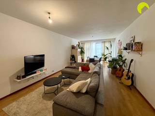 <p><span>In het centrum van Antwerpen, in de wijk Markgrave, vinden we dit 2 slaapkamer appartement met terras terug!</span></p><p><span> </span></p><p><span>We hebben van hieruit een goede verbinding met het openbaar vervoer alsook naar op- en afritten van autostrades.</span></p><p><span>In de nabijheid vinden we het Hof van Leysen, het Harmoniepark en leuke bars om gezellig te vertoeven.</span></p><p><span> </span></p><p><span>Indeling: </span></p><p><span>We nemen de trap of lift tot op de tweede verdieping. We betreden het appartement via een open inkomhal met een vestiairekast en een apart toilet met handenwasser.</span></p><p><span>De lichtrijke leefruimte (32m²) bevindt zich vooraan het appartement. De keuken is uitgerust als volgt: een kookvuur op gas met dampkap en een spoelbak. Andere toestellen dient u zelf te voorzien.</span></p><p><span>De slaapkamers (13m² en 9m²) bevinden zich achteraan het appartement en hebben beide toegang tot het terras (15m²). </span></p><p><span>De badkamer beschikt over een enkele lavabo en een bad met douchemogelijkheid. De aansluiting voor de wasmachine is hier aanwezig. </span></p><p><span> </span></p><p><span>Nuttige informatie:</span></p><ul><li><span>Gemeenschappelijke kosten: 95 euro (provisie water, minuterie, onderhoud van de gemeenschappelijke delen en lift).</span></li><li><span>Huurwaarborg: 3 maanden.</span></li><li><span>Plaatsbeschrijving: 225 euro per partij. </span></li><li><span>Beschikbaar: 1/11/2026</span></li><li><span>EPC: 149 kWh/m²</span></li></ul><p><span> </span></p><p><span>PLAN VANAF NU ZELF JOUW AFSPRAAK IN VIA ONZE ONLINE MODULE</span></p><p><span>Surf naar het betreffende eigendom op onze website <span>www.habicom.be</span></span><span> en klik vervolgens op de roze knop</span><span> 'PLAN EEN BEZOEK'.</span></p><p><span> </span></p><p><span> </span></p>