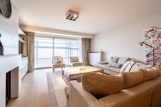 Découvrez ce magnifique appartement avec vue frontale sur la mer, situé sur la digue du Zoute.Vous serez accueilli dans le hall d'entrée spacieux...