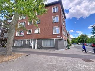 Licht appartement op wandelafstand van het Te Boelaarpark en diverse winkels.<br />De inkomhal leidt naar de woon- en eetkamer (ca. 23 m²) met laminaatvloer, aansluitend aan de praktische hoekkeuken. Het appartement beschikt over 2 slaapkamers (ca. 13 m² - 5 m²), eveneens voorzien van laminaatvloer. De ingerichte douchekamer is uitgerust met een douche, toilet en badkamermeubel.<br />Verder is er een privatieve kelderberging aanwezig.<br />De ramen zijn voorzien van dubbele beglazing en het dak werd vernieuwd in 2020.