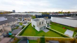 <span><span>Graag stellen we u deze <strong>halfopen</strong>, hoogwaardige nieuwbouwwoning voor, gelegen nabij Roeselare op een west-georiënteerd perceel van ca. 408 m². Deze <strong>BEN-woning (BEN= Bijna Energie Neutraal)</strong> bevindt zich op het doodlopende einde van een rustige verkaveling, de Gaston Vallaeysstraat, zich situerende <strong>tussen Oekene en Rumbeke </strong>en slechts op een boogscheut van de A17/E403 & AZ Delta Rumbeke.<br /><br />De woning beschikt onder meer over <strong>3 slaapkamers</strong> en <strong>inpandige garage</strong> en kan genieten van een <strong>strakke, moderne en hedendaagse uitstraling</strong>. Ze werd bovendien gebouwd rekening houdende met de <strong>nieuwste energie-efficiënte technieken </strong>en<strong> duurzame materialen</strong>. Zo wordt er verwarmd met <strong>vloerverwarming (warmtepomp lucht-water)</strong>, wordt er geventileerd met <strong>ventilatiesysteem type D</strong> (mechanische toevoer en afvoer) en is men uitgerust met <strong>11 zonnepanelen </strong>met een totaal van 4620 Wp (11 x 420 Wp). Daarnaast beschikt men uiteraard ook over een volledig conform gekeurde, elektrische installatie en PV-installatie. Tot slot is er voorzien in een <strong>regenwaterput van 7.500L</strong>.<br /><br />Met een energiescore van <strong>7 kWh/(m²jaar) </strong>en een E-peil<strong> E4</strong>, kan men dus stellen dat deze woning bijzonder energiezuinig is. Vandaar spreekt men over een BEN-woning. <br /><br /><u>De indeling van de ruimtes is als volgt:</u><br />Gelijkvloers: inkomhal - apart gastentoilet - grote leefruimte met <strong>grote raampartijen, lichtinval gegarandeerd</strong> - open, ingerichte keuken - grote voorraadberging, wasplaats en technische ruimte - inpandige garage.<br />Eerste verdieping: trap- en nachthal - apart toilet - slaapkamer 1 - slaapkamer 2 - slaapkamer 3 - ruime badkamer uitgerust met ligbad, douche en dubbel lavabomeubel.<br />Exterieur: voortuin met reeds aangelegde oprit - <strong>west-georiënteerde achtertuin</strong> (namiddag- en avondzon) met gazon en terras. <br /><br />Aanleg oprit, tuin en terras is reeds gerealiseerd. Omheining vooraan en eventuele tuinberging nog zelf te voorzien door koper.<br /><br /><u>Troeven: </u></span></span>
<ul>
<li><span><span>Volledig afgewerkte en instapklare woning meteen beschikbaar bij akte;</span></span></li>
<li><span><span>BEN-woning (Bijna Energie Neutraal);</span></span></li>
<li><span><span><strong>Hernieuwbare energie</strong> d.m.v. zonnepanelen en warmtepomp;</span></span></li>
<li><span><span>Regenwaterrecuperatie;</span></span></li>
<li><span><span>Gunstige ligging met goede verbinding.</span></span></li>
</ul>
<span><em><span>De geadverteerde prijs is deze exclusief tuinaanleg, meetkosten, aansluitingskosten, btw en registratierechten.<br />Neem contact op met de makelaar en vraag vandaag nog naar uw totale kostprijsberekening op maat.</span></em></span><br /><br /><span><span>Bent u op zoek naar een halfopen nieuwbouwwoning in een rustige verkaveling nabij Roeselare? Reserveer vandaag nog uw bezichtiging!<br /><br />Bel Diksimmo op het nummer <strong>051 50 11 51 </strong>of mail naar <strong>diksmuide@diksimmo.be</strong>.</span></span>