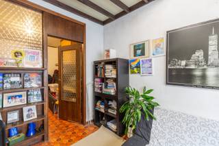 Deze woning in een rustige straat biedt tal van mogelijkheden voor wie op zoek is naar ruimte en flexibiliteit. Dankzij de vele kamers (maar liefst 7!) kun je hier naar hartenlust hobbyruimtes, bureaus of werkruimtes inrichten!<br /><br />De centrale ligging zorgt ervoor dat winkels, openbaar vervoer, scholen en andere voorzieningen vlot bereikbaar zijn, terwijl de rustige straat garant staat voor aangenaam wonen.<br /><br />Ga je graag een uitdaging aan en en wil jij je eigen stempel drukken? Kom dan deze woning zeker ontdekken!<br /><br /><br /><strong>INDELING</strong><br /><br />Kelder (39,5 m²).<br />
<ul>
<li><em>Gelijkvloers:</em></li>
</ul>
Inkomhal. <br />Kamer 1 (12 m²).<br />Kamer 2 (11,6 m²).<br />Badkamer (6,5 m²).<br />Kamer 3 (15,6 m²).<br />
<ul>
<li><em>Tussenverdieping:</em></li>
</ul>
Badkamer (6,2 m²).<br />Kamer 4 (10,6 m²).<br />
<ul>
<li><em>Eerste verdieping:</em></li>
</ul>
Leefruimte (31,0 m²).<br />Keuken (4,5 m²).<br />
<ul>
<li><em>Tussenverdieping:</em></li>
</ul>
Kamer 5 (5,1 m²).<br />
<ul>
<li><em>Tweede verdieping:</em></li>
</ul>
Kamer 6 (8,9 m²).<br />Kamer 7 (14,1 m²).<br />
<ul>
<li><em>Zolder </em>(6,7 m²): </li>
</ul>
Mogelijkheid tot extra kamer.<br /><br /><br /><strong>EXTRA</strong><br /><br />EPC: F.<br />Renovatieverplicht.<br /><br />(woongebied, vergunning, geen verkavelingsvergunning, voorkooprecht, geen rechterlijke herstelmaatregel of bestuurlijke maatregel opgelegd)<br /><br /><br /><br />