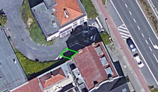 Deze bovengrondse parkeerplaats is ideaal gelegen op wandel- en fietsafstand van de Brugse binnenstad. Dankzij de vlotte bereikbaarheid via verschillende invalswegen vormt dit een praktische oplossing voor wie veilig en gemakkelijk wil parkeren nabij het centrum.<br /><br />Beschikbaar vanaf 1 juli 2026.<br /><br />Neem nu contact op met Jana via brugge@immofrancois.be of 050 32 34 34!<br /><br />