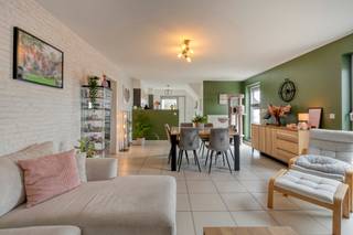 Dit centraal gelegen appartement combineert ruimte, comfort en een uitstekende bereikbaarheid. Dankzij de praktische indeling, de lichtrijke leefruimtes en de vele troeven is dit een ideale woonst voor wie op zoek is naar een instapklaar appartement met extra ruimte.<br /><br />Het appartement verwelkomt u via een inkomhal en beschikt over een ruime woonkamer met open keuken. Aansluitend bevindt zich een praktische bergruimte. Vanuit de leefruimte heeft u toegang tot het zuidgerichte terras, waar u in alle rust kan genieten van de zon.<br />Verder omvat de woonverdieping 2 slaapkamers, apart toilet en een badkamer. De zolderverdieping, bereikbaar via een vaste trap, werd ingericht als ruime 3e slaapkamer en biedt daarnaast nog voldoende mogelijkheden voor een hobbyruimte of bureau. Ook is er nog een afzonderlijke bergplaats aanwezig.<br />Een bijkomende troef is de inpandige garage met extra bergplaats, die rechtstreeks toegang geeft tot de gemene delen. Het gebouw beschikt bovendien over een lift.<br /><br />Ook technisch uitstekend: conforme elektriciteit, asbestvrije status, gunstig EPC: B - 119 kWh/m², hoogrendementsbeglazing en centrale verwarming op aardgas. Dit alles maakt het appartement volledig instapklaar.<br /><br />De strategische ligging zorgt voor een vlotte verbinding naar diverse stations, verbindingswegen en de oprit van de E40. Bovendien bevindt er zich een bushalte op slechts 200m. De landelijke ligging biedt vele leuke wandelbaantjes. P-score: B – G-score: B. Voor meer informatie of een bezoek ter plaatse: 054 23 53 83 of info@localsvastgoed.be