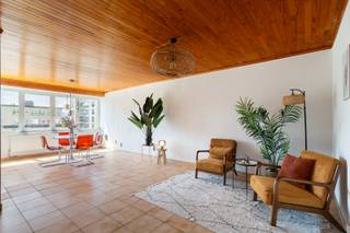 Ruim en energiezuinig 1 slpk appartement<br /><br />Locatie<br />Op wandelafstand van het groene Park Bisschoppenhof, geniet u van een vlotte bereikbaarheid dankzij de nabijheid van openbaar vervoer en diverse voorzieningen. <br /><br />Beschrijving<br />Dit ruime appartement bevindt zich op de tweede verdieping van een verzorgd gebouw en biedt een praktische indeling. Via de inkomhal betreedt u de lichtrijke leefruimte, die voldoende plaats biedt voor een gezellige zit- en eethoek. Aansluitend bevindt zich de keuken. Verder beschikt het appartement over een badkamer met douche, wastafel en toilet. De bijzonder ruime slaapkamer was oorspronkelijk ingedeeld als twee afzonderlijke kamers, waardoor er vandaag een royale slaapruimte ontstaat. Dit appartement vormt een uitstekende opportuniteit voor alleenstaanden, koppels of investeerders die op zoek zijn naar een ruime woonst op een goed bereikbare locatie.<br /><br />Bijzonderheden<br />- Privatieve kelderberging<br />- Conforme elektriciteit<br />- Maandelijkse lasten: +-217 euro (incl.: voorschot water, voorschot verwarming, blokpolis, professionele syndicus, onderhoud lift, elektriciteit gemeenschappelijke delen)<br />- Vernieuwde (superisolerende en zonwerende) ramen aan voorzijde (niet opgenomen in EPC)<br />- Aparte meter voor elektriciteit<br /><br />Verplichte vermeldingen<br />EPC: 188 kWh/m²<br />P-score: D<br />G-score: C<br />Stedenbouwkundige inlichtingen: Wg, Vg, Gmo, Gvkr, Gvv