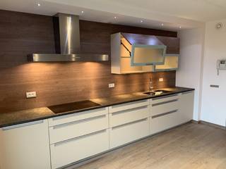 We komen binnen op de benedenverdieping van de triplex (vloeren in kurk) met ruime, open hal, gasttoilet en bergruimte met aansluiting voor...