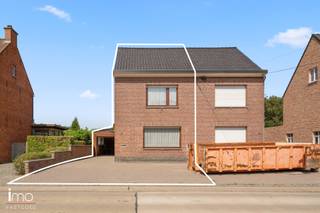 <p>Halfopen bebouwing vlakbij het centrum van Hallaar.<br /><br />Het gelijkvloers van deze woning biedt een verrassend ruime en praktische indeling. Via de inkomhal betreedt u de gezellige leefruimte met eetkamer, die naadloos aansluit op de volledig ingerichte keuken. Dankzij de centrale ligging vormt de keuken het hart van de woning en biedt ze een vlotte verbinding met de overige ruimtes.<br />Verder beschikt het gelijkvloers over een royale kamer van die gebruikt wordt als werkkamer, een 2e badkamer en een garage.<br />Achteraan de woning geniet u van een aangename veranda die uitkijkt op de tuin en een ideale plek vormt om te ontspannen. Dankzij de doordachte indeling combineert deze woning comfortabele woonruimtes met tal van praktische voorzieningen, waardoor ze perfect geschikt is voor gezinnen, thuiswerkers of wie op zoek is naar gelijkvloers wonen met extra ruimte.<br />Op de eerste verdieping vinden we verder nog 2 ruime slaapkamers terug.<br />Als extra heeft de woning nog een ruime zolder en kelder.<br /><br />Voor meer info contacteer ons op het nummer +32 15 34 34 54 of mail naar sander.deloose@imovastgoed.be.<br />Bekijk zeker ook onze website www.imovastgoed.be.</p>