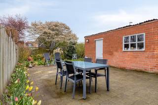 Zoek je vastgoed in Kalmthout? Lees dan zeker verder.gelijkvloers:- woonkamer (ca 34m²) met veel lichtinval - keuken (ca 12m²), ingericht met...