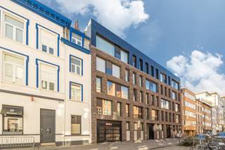 <p>Appartement op de 4de verdieping van een recent nieuwbouw project, gelegen in de <strong>trendy Theaterbuurt </strong>aan het Blauwtorenplein (Vogelenmarkt), op wandelafstand van de beste shopping-straten van Antwerpen, het Stadspark en het gezellige Mechelseplein. In de nabijheid vind je tal van gezellige horeca-zaken. Tevens is er een uitstekende verbinding met de Ring, E19 en het openbaar vervoer<br /><br /><strong>Indeling:</strong><br />inkom, toilet, woonkamer op keramische tegel, open ingerichte keuken (oven, koelkast met vriesvak, vaatwasser, keramische kookplaat met dampkap), wasplaats/berging, slaapkamer met veel lichtinval, badkamer met douche, lavabo en handdoekverwarmer.<br /><br /><strong>Bijzonderheden:</strong><em> </em></p>

<ul>
	<li>Ondergrondse autostaanplaats <strong>mogelijk</strong> aan € 35.000,-.</li>
	<li>Unieke fietslift met fietsenbergingen.</li>
	<li>Het appartement is al bijna 10j aan een trouwe huurder verhuurd.</li>
	<li>CV op gas - individueel verbruik.</li>
</ul>

<p> </p>