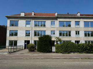 Dit vernieuwde appartement is rustig en centraal gelegen, in de nabijheid van openbaar vervoer, winkels en andere dagelijkse voorzieningen. Het bevindt zich op de eerste verdieping van een kleinschalig gebouw.<br /><br />Via de inkomhal bereikt u de lichtrijke leefruimte op tegelvloer en de moderne keuken, die is afgewerkt met kwalitatieve materialen en uitgerust met onder andere een oven, microgolfoven, vaatwasser en spoelbak. De vernieuwde badkamer is voorzien van douche, lavabomeubel en toilet. Verder beschikt het appartement over twee ruime slaapkamers op parketvloer, beide voorzien van rolluiken. Eén van de slaapkamers geeft toegang tot een aangenaam terras. Tot slot is er nog een praktische berging/wasruimte aanwezig.<br />Er dient een garage te worden bij gehuurd aan €25 per maand.<br /><br />Gemeenschappelijke kosten bedragen €55/maand (INCL: water)<br />Gas en elektriciteit zijn individueel te voorzien via eigen meters. Het appartement heeft een EPC-score van 199 kWh/m² en is beschikbaar vanaf 01/09/2026.
