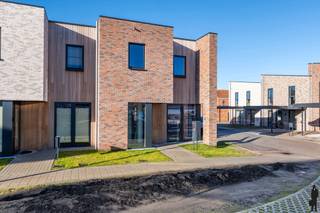 Halfopen woning met 3 slaapkamers, west georiënteerde tuin met bijgebouw, en staanplaats met grote berging.Wonen in een landelijke, groene en rustige...