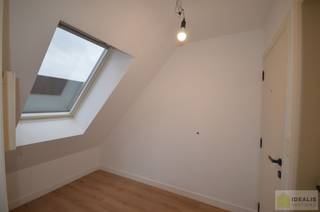 <strong>!! GELIEVE U ENKEL PER MAIL AAN TE MELDEN!!<br /><br />IDEALIS VASTGOED – KNAP GERENOVEERD DAKAPPARTEMENT MET 1 SLAAPKAMER, AANGENAME LEEFRUIMTE EN EXTRA BERGRUIMTE. Zeer geschikt voor kandidaten op zoek naar betaalbare woonruimte vlak bij de stadskern van Bree!</strong><br /><br /><strong>LIGGING: </strong><br />Dit knappe appartement is gelegen in een kleinschalig gebouw van 3 appartementen, in het centrum Bree en op wandelafstand van kledingzaken, horeca en openbaar vervoer.<br /><br /><strong>INDELING: </strong><br />Privatieve inkomhal met toegang tot het gastentoilet – ruime open leefruimte - keuken (voorzien van kookvuur, dampkap, vaatwasser, spoelbak) – badkamer voorzien van wastafel en douche – slaapkamer -<br /><br /><strong>Kelder:</strong><br />- Ruime kelderberging - <br /><br /><strong>EXTRA TROEVEN:</strong><br />- Hedendaags gerenoveerd<br />- Huurprijs inclusief gemeenschappelijke kosten<br />- Kleinschalig gebouw<br />- Handige kelderberging<br />- EPC 227 kWh/(m²jaar)<br /><br /><strong>Stedenbouwkundige Inlichtingen:</strong><br />Bouwvergunning - Woongebied - Geen dagvaarding - Geen voorkooprecht – Verkavelingsvoorschriften<br /><br /><strong>O-peil:</strong> Niet overstromingsgevoelig<br /><br /><strong>Benieuwd naar dit mooie appartement?<br />Wenst U advies omtrent uw eigen woning? Graag plannen wij vrijblijvend met U een afspraak in om onze expertise met U te delen, steeds tot Uw dienst!<br />Neem contact op met IDEALIS VASTGOED op 011/515 565 of mail naar info@idealisvastgoed.be!</strong><br />