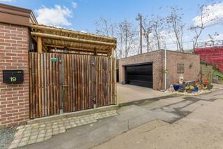 <p><span>Deze prachtige HOB is gelegen op een uiterst rustige locatie, in de onmiddellijke nabijheid van de Zoo van Planckendael en op enkele minuten van het centrum van Mechelen. </span></p><p><span>Bij het betreden van deze totaal gerenoveerde woning valt meteen de overvloedige lichtinval op, dankzij de grote raampartijen en de strategisch geplaatste lichtkoepels.</span></p><p><span> </span></p><p><span>De woning is perfect ingericht om volledig gelijkvloers te wonen en biedt daarbij alle comfort. Hier bevinden zich onder andere een ruime slaapkamer die volledig is uitgerust met ingebouwde kasten, een stijlvolle badkamer en een open leefruimte met keuken. </span></p><p><span>De open keuken is volledig ingebouwd en voorzien van alle moderne toestellen, ideaal voor wie houdt van comfort en functionaliteit. De prachtige badkamer met karaktervolle vintage tegels straalt pure charme uit.</span></p><p><span> </span></p><p><span>Op de eerste verd. bevindt zich een extra bijzonder ruime slpk van maar liefst 30 m², die tal van mogelijkheden biedt, zoals een master bedroom, hobbyruimte of bureau.</span></p><p><span> </span></p><p><span>Bovendien is de woning asbestveilig en is de elektriciteit conform.</span></p><p><span>Extra troef is de zeer ruime garage met automatische sectionaalpoort, alsook water en elektriciteit voorzien.</span></p><p><span> </span></p><p><span>De woning geniet van een zeer gunstige en rustige ligging, ideaal voor wie houdt van groen en tegelijk de voordelen van de stad binnen handbereik wil.</span></p><p><span>Een afspraak inplannen kan via 015 200 999 of info@vastgoedplus.be.</span></p>