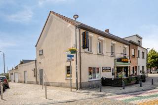 <p>Te koop: instapklaar handelspand met woonst in het centrum van Hever.</p>
<p> </p>
<p>Dit halfopen handelspand, gelegen aan het Heverplein in Boortmeerbeek, combineert een commerciële ruimte met een comfortabele woonst. Dankzij de centrale ligging in Hever geniet u van een uitstekende zichtbaarheid en bereikbaarheid, op wandelafstand van scholen en openbaar vervoer. Het pand is volledig instapklaar, waardoor u meteen uw zaak kan starten én wonen onder hetzelfde dak. De handelsruimte en de woning beschikken tevens over aparte busnummers.</p>
<p> </p>
<p>Belangrijkste ruimtes:</p>
<p>• Handelsruimte met directe toegang vanaf de straat, ideaal voor uw eigen zaak.</p>
<p>• Woonkamer met gezellige indeling.</p>
<p>• Keuken met praktische voorzieningen.</p>
<p>• Badkamer 1 met douche, ligbad, toilet en wastafel in meubel.</p>
<p><span>• </span>Badkamer 2 met enkele lavabo, douche en toilet</p>
<p>• Vier slaapkamers</p>
<p>• Dubbele garage</p>
<p> </p>
<p>Troeven:</p>
<p>• Gelegen in het centrum van Hever.</p>
<p>• Combinatie van handelszaak en woonst.</p>
<p>• Volledig instapklaar.</p>
<p> </p>
<p>Neem vandaag nog contact op met uw ERA-makelaar voor een bezoek.</p>
<p> </p>
<p>JOUW DROOMHANDELPAND. ZO GEVONDEN!</p>