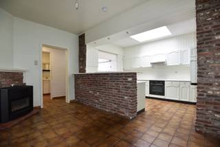 Rijwoning op 161 m² met op het gelijkvloers inkom, ruime living, open keuken met oven, koelkast, keramische kookplaat, spoelbak, badkamer met...