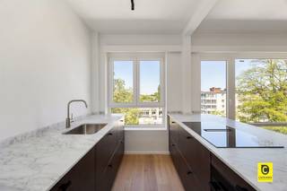 <p><span>Exclusief wonen op de bovenste verdieping: Prachtig gerenoveerd dakappartement met zuidgericht terras</span></p><p><span>Bent u op zoek naar de ultieme combinatie van licht, luxe en een centrale locatie? Dit onlangs totaal gerenoveerde dakappartement (2026) biedt u een unieke woonbeleving op een absolute toplocatie in Wilrijk, nabij de gegeerde Pulhofwijk. Met een royale oppervlakte van ca. 111 m², een hoogwaardige afwerking op parket en een uitstekende Mobiscore van 9/10, geniet u hier van alle comfort van een nieuwbouw in een residentiële omgeving.</span></p><p><span> </span></p><p><span>Stijlvolle inkom &amp; praktische berging</span></p><p><span>U komt het appartement binnen via een verzorgde inkomhal met een apart gastentoilet. Direct aansluitend vindt u een uiterst praktische berging, voorzien van een ruime ingemaakte kast en de nodige aansluitingen voor uw wasmachine en droogkast. Zo blijft uw woonruimte altijd strak en opgeruimd.</span></p><p><span> </span></p><p><span>Lichtrijke leefruimte &amp; designkeuken</span></p><p><span>Het hart van dit dakappartement is zonder twijfel de riante leefruimte met open keuken van ca. 40m². De prachtige parketvloer en de grote raampartijen zorgen voor een warme, uitnodigende sfeer met een overvloed aan natuurlijk licht. De open keuken is een droom voor elke kookliefhebber: voorzien van een stijlvol kookeiland met ontbijthoek en uitgerust met kwalitatieve toestellen, waaronder een inductiekookplaat met ingebouwde afzuiging en een ruime oven. Een perfecte plek om gasten te ontvangen of in alle rust te genieten.</span></p><p><span> </span></p><p><span>Slaapkamers, bureel &amp; badkamer</span></p><p><span>De nachthal, eveneens voorzien van een handige ingemaakte kast, leidt naar de verschillende kamers. De masterbedroom van ca. 18 m² en de tweede slaapkamer van ca. 10 m² zijn beide smaakvol afgewerkt op parket en bieden direct toegang tot het zonnige terras. Een bijzondere troef is de derde polyvalente ruimte van ca. 12 m². Dankzij de natuurlijke lichtinval via de lichtkoepel is dit de ideale plek voor een riante dressing of een rustig thuiskantoor. De moderne badkamer sluit hier naadloos op aan met een ruime inloop-regendouche en een elegant wastafelmeubel.</span></p><p><span> </span></p><p><span>Zonnig terras &amp; parkeren</span></p><p><span>Heerlijk ontspannen kan op het zuidgerichte terras, waar u de hele dag van de zon geniet. Het terras beschikt bovendien over een handige extra opbergkast. Bij het appartement is een private kelderberging inbegrepen. Voor optimaal comfort heeft u bovendien de mogelijkheid om een ondergrondse autostaanplaats aan te kopen voor 20.000 euro, waardoor parkeerstress definitief tot het verleden behoort.</span></p><p><span> </span></p><p><span>Troeven:</span></p><p><span>- Totaalrenovatie (2026): Kwalitatieve afwerking en modern comfort.</span></p><p><span>- Toplocatie: Gelegen nabij de Pulhofwijk met een Mobiscore van 9,0.</span></p><p><span>- Licht &amp; Ruimte: Royale kamers en een prachtige lichtinval doorheen het hele pand.</span></p><p><span>- Extra troef: Polyvalente derde kamer (dressing of bureel) met lichtkoepel.</span></p><p><span>- Zuidgericht terras: Optimaal genieten van de zon aan de rustige achterzijde.</span></p><p><span> </span></p><p><span>Kortom: een instapklaar en luxueus dakappartement dat ruimte en rust combineert met een centrale ligging. Maak vandaag nog een afspraak voor een bezoek en laat u verrassen!</span></p>
