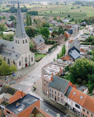 <p><span>Achter de prachtige gevel van deze burgerwoning schuilt een verrassend ruime en lichtrijke woning. In 1995 werd de woning achter de authentieke gevel volledig herbouwd, met bijzondere aandacht voor ruimte en een degelijke constructie. Met een bewoonbare oppervlakte van maar liefst 432 m² en een zuidgericht perceel van circa 700 m² biedt deze eigendom tal van mogelijkheden.</span></p><p><span> </span></p><p><span>De belangrijkste troeven:</span></p><ul><li><span>Royale bewoonbare oppervlakte van 432 m²</span></li><li><span>Centrale ligging in het hart van Vrasene</span></li><li><span>Hoge plafonds en ruime, lichtrijke woonruimtes</span></li><li><span>Mooie tuin op een zuidgericht perceel van ca 700 m²</span></li><li><span>Inpandige garage en afzonderlijke zijtoegang</span></li></ul><p><span> </span></p><p><span>Op het gelijkvloers wordt u verwelkomt een ruime inkomhal met gastentoilet. De royale leefruimte geniet van een mooie plafondhoogte (3 meter!) en sluit aan op een inpandige veranda met een mooie vide, die het gevoel van licht en ruimte verder versterkt.</span></p><p><span> </span></p><p><span>De afzonderlijke keuken biedt voldoende plaats voor een kookeiland en zithoek en geniet van een aangenaam zicht op de tuin. Verder bevinden zich op deze verdieping een wasplaats, een bijkomend toilet, een inpandige garage en toegang tot de kelder. Via de afzonderlijke zijtoegang is de woning ook praktisch bereikbaar. </span></p><p><span> </span></p><p><span>Buiten vindt u een terras en een aangename, zuidgerichte tuin met veel groen en privacy. </span></p><p><span> </span></p><p><span>De eerste verdieping omvat vier ruime slaapkamers van (21, 14, 22 en 21 m²), een badkamer en een afzonderlijk toilet.</span></p><p><span> </span></p><p><span>Via een vaste trap bereikt u de tweede verdieping. Deze casco zolderruimte biedt nog heel wat mogelijkheden voor verdere inrichting volgens uw wensen.</span></p><p><span> </span></p><p><span>Bent u op zoek naar een ruime woning met karakter, een mooie tuin en volop potentieel? </span></p><p><span> </span></p><p><span>Contacteer ons voor meer informatie of een bezoek ter plaatse.</span></p><p><span> </span></p>