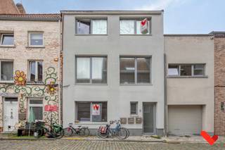 Dans la Gasthuismolenstraat, au centre de Tirlemont, nous trouvons cet immeuble de rapport composé de trois appartements de 2 chambres déjà...