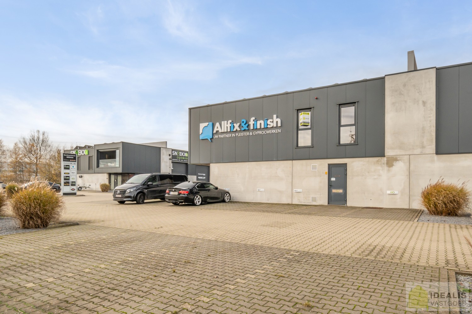 INSTAPKLAAR APPARTEMENT MET MAGAZIJN/KANTOOR OP BEDRIJVENTERREIN DE RIETKOLK!! Dit instapklare pand bestaat uit een hal/opslag van +-100m², met bureel/keuken en een aparte inkom voor het woongedeelte. Het appartement omvat een ruime woonkamer met uitgerus - foto 2