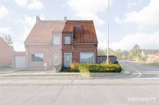 Ruime gezinswoning met karakter in Zillebeke. Deze woning biedt 174 m² bewoonbare vloeroppervlakte op een perceel van 531 m² met een...
